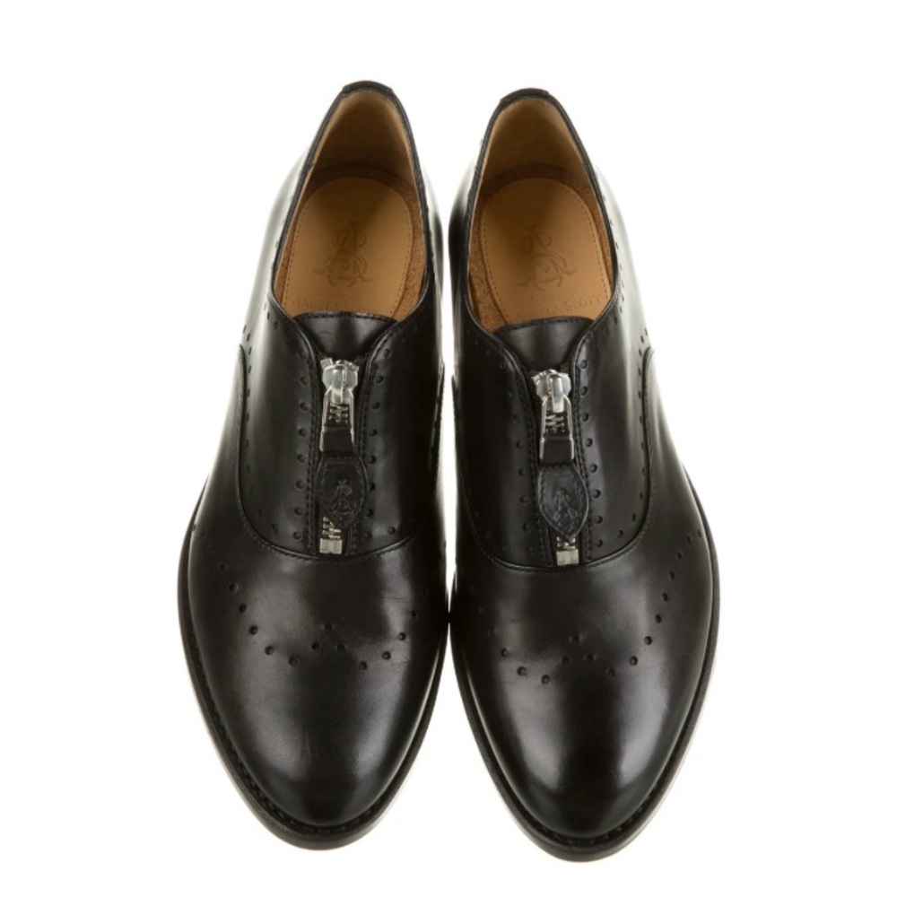 THE OFFICE OF ANGELA SCOTT
Ms. Winnie Black Leather Oxfords NWOT